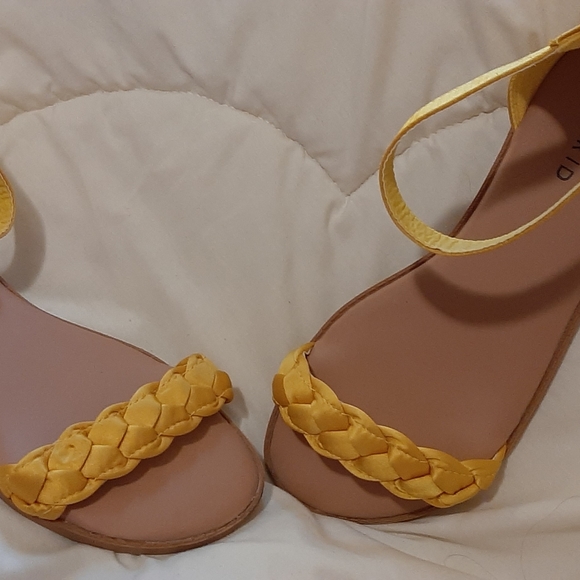 Torrid yellow satin sandals - Picture 4 of 6